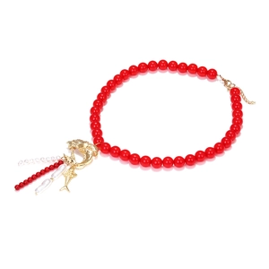 Collier minimaliste en perles rouges avec perle baroque et pendentif poisson doré