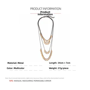 Vue détaillée du collier cascade multicouches avec glands en métal en éventail