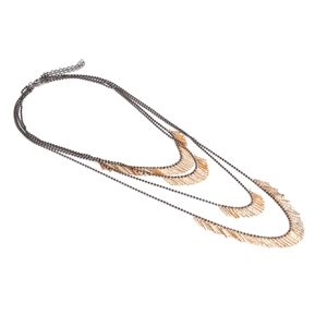 Collier cascade à trois couches avec pompons dorés et chaînes à billes gris foncé