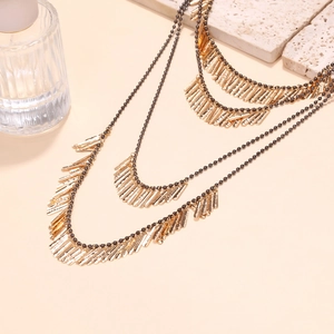 Collier multi-rangs bohème avec perles noires et pendentifs franges gouttes d'eau dorées
