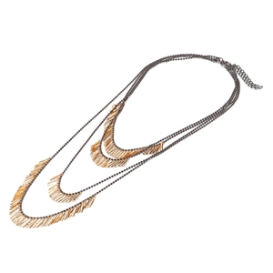 Collier cascade à trois couches avec perles grises et franges métalliques dorées