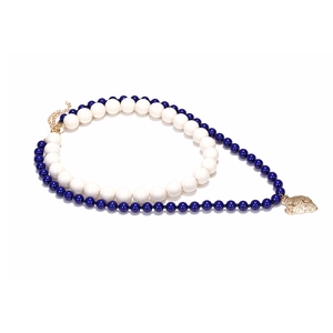 Collana multistrato bohémien con perline blu e ciondolo a cuore dorato su bianco