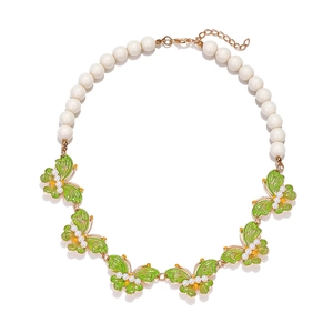 Perlenkette mit grünem Emaille-Schmetterling und verstellbarem goldener Verschluss