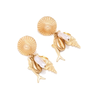 Detailansicht von Meeres-Ohrringen mit Barockperlen und goldenen Fisch-Muschel-Anhängern