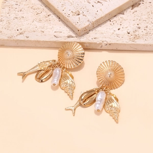 Barockperlen Ohrhänger mit goldenen Fisch und Muschel Anhängern im Meeres Design