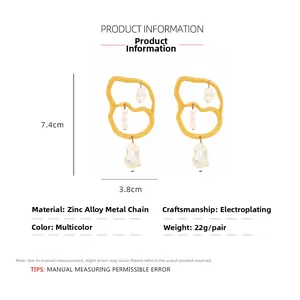 Detailed size chart for baroque pearl dangle earrings showing 7.4cm length and zinc alloy build