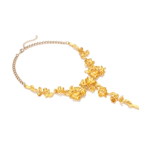 Vintage 3D floral pendant necklace in gold alloy with leaf details and adjustable clasp