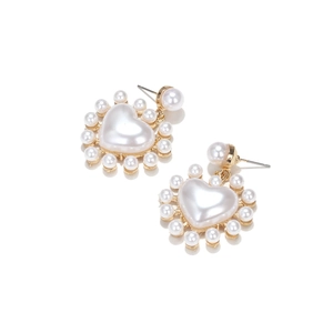 Vue détaillée de boucles d'oreilles cœur en perles nacrées sur fond blanc brillant