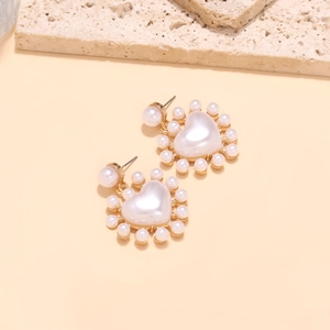 Élégantes boucles d'oreilles cœur en perles dorées entourées de petites perles sur pierre