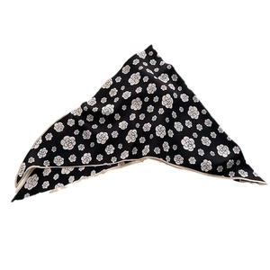 Elegante scialle a triangolo in velluto nero con motivo a camelia bianca da donna