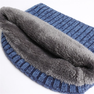 Close-up of thick ribbed knit snood scarf featuring soft grey faux fur thermal lining
