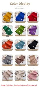 Détail de l'écharpe en maille en 15 couleurs avec des écussons de marque carrés élégants