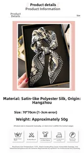 Dettaglio di sciarpa in seta 70x70cm con motivo a scacchi, stampa rosa e istruzioni di lavaggio
