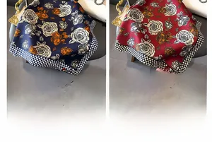 Dettaglio del foulard in seta con stampe di rose blu navy e rosse e bordi a scacchi chic