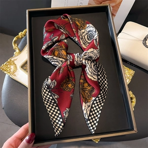 Sciarpa di raso con stampa a rose bordeaux e bordo pied-de-poule stile elegante