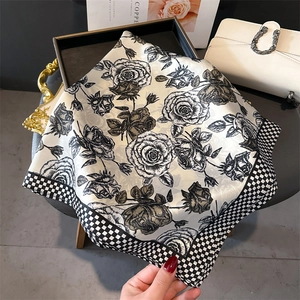 Dettaglio foulard in raso di seta con bordi pied de poule e stampe floreali di rose