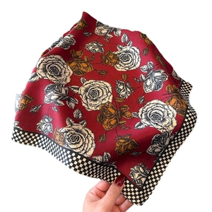 Foulard in seta rossa con stampa floreale di rose e bordo a scacchi bianco e nero