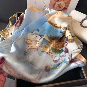 Détail d'un foulard en soie avec motif de peinture à l'huile et texture satinée