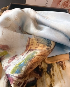Gros plan d'un foulard carré effet soie avec impression de peinture à l'huile classique