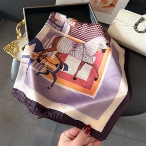 Détail du foulard en soie imprimé équestre avec motifs vintage et bordures violettes