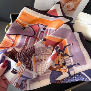 Détail d'un foulard en soie à imprimé cheval rayé avec un sac à main blanc élégant