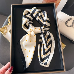 Foulard en soie à rayures avec pois jaunes et motif de cheval dans un cadre élégant
