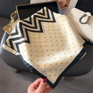 Détails d'un foulard en soie rayé à pois dorés au style luxueux à la française