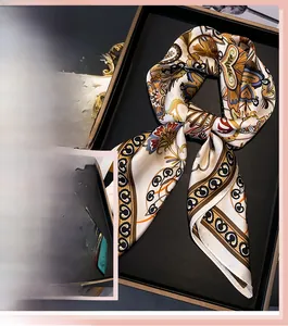 Gros plan sur des foulards carrés rétro en satin avec motifs ethniques et paisley
