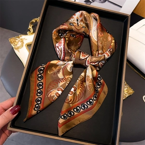 Carré de soie rétro à motif paisley marron caramel et crème pour femme