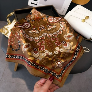 Détail d'un foulard carré effet soie avec motif cachemire et drapé élégant