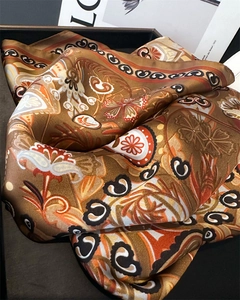 Détail d'un foulard bohème vintage effet soie avec imprimé paisley en boîte cadeau
