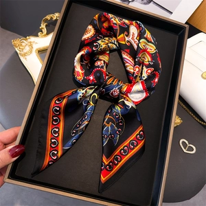 Carré en soie synthétique à motif paisley ethnique noir avec des accessoires vintage