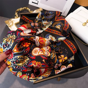 Gros plan d'un foulard carré imprimé paisley aux motifs ethniques vintage colorés