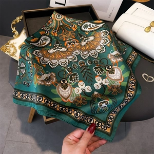 Gros plan du foulard en satin de soie avec motif cachemire et texture soyeuse
