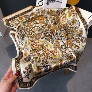 Carré de soie rétro avec imprimé cachemire floral drapé sur une chaise en bois élégante