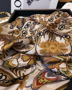 Détail d'un foulard en soie au motif paisley vintage avec des motifs floraux élégants