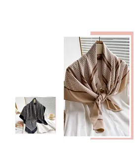 Dettaglio del foulard in seta vintage con stampa geometrica e bordi a contrasto