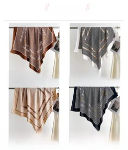 Dettaglio di foulard in seta 90cm in quattro varianti di stampa geometrica