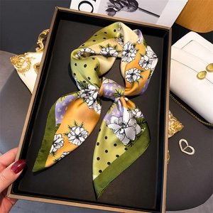 Foulard Carré en Satin pour Femmes Imprimé Floral Pois et Cœur Imitation Soie Foulard de Cou Élégant pour Bureau Professionnel