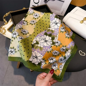 Carré de soie aux motifs floraux et pois avec blocs de couleurs jaune et vert chic