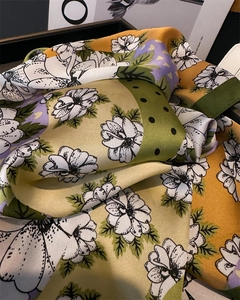 Vue détaillée d'un élégant foulard en soie à imprimé floral avec des motifs d'anémones