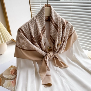Elegante foulard in seta 90 cm con motivo greco e strisce vintage marrone scuro