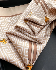 Dettaglio di un elegante foulard in seta con motivi geometrici classici e consistenza