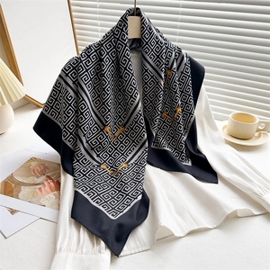 Foulard quadrato di seta con motivo geometrico bianco e nero e stampa fibbia dorata su camicia