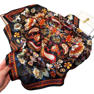 Carré en satin rétro ethnique à motif paisley noir avec des détails floraux colorés