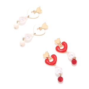 Detail of long heart earrings with baroque pearls and colorful oil-drop finish