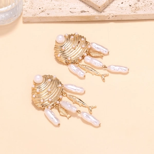 Boucles d'oreilles perles baroques dorées avec texture coquillage et pendentif poisson