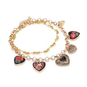 Collier à plusieurs rangs en or avec breloques cœur en émail coloré et motifs bohèmes