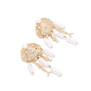 Détail de boucles d'oreilles perles baroques avec pendentifs poisson doré et motif coquille