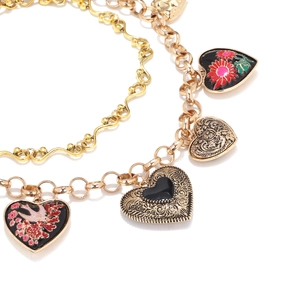 Collier doré multicouche vintage avec pendentifs cœurs en émail coloré et motifs